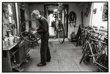108029 Afbeelding van fietsenmaker T.J. Verboom in de werkplaats van zijn rijwielhandel in het pand Poortstraat 42 te ...